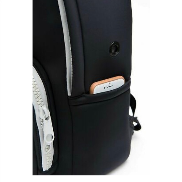 Motile backpack with wireless charger - Picture 6 of 7